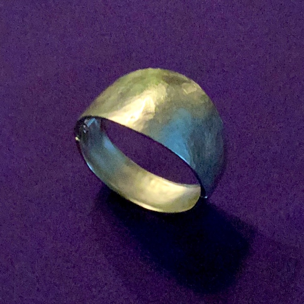 Hinged bangle bracelet